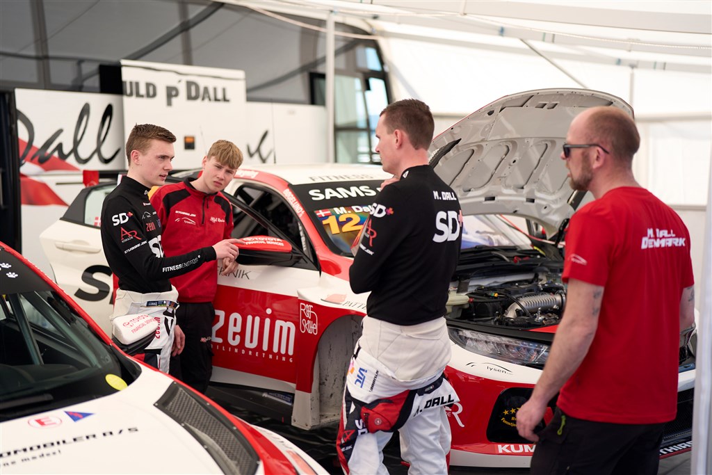 Sæsonen forsvinder med solen til Night Race.
(Foto: TCR Denmark)